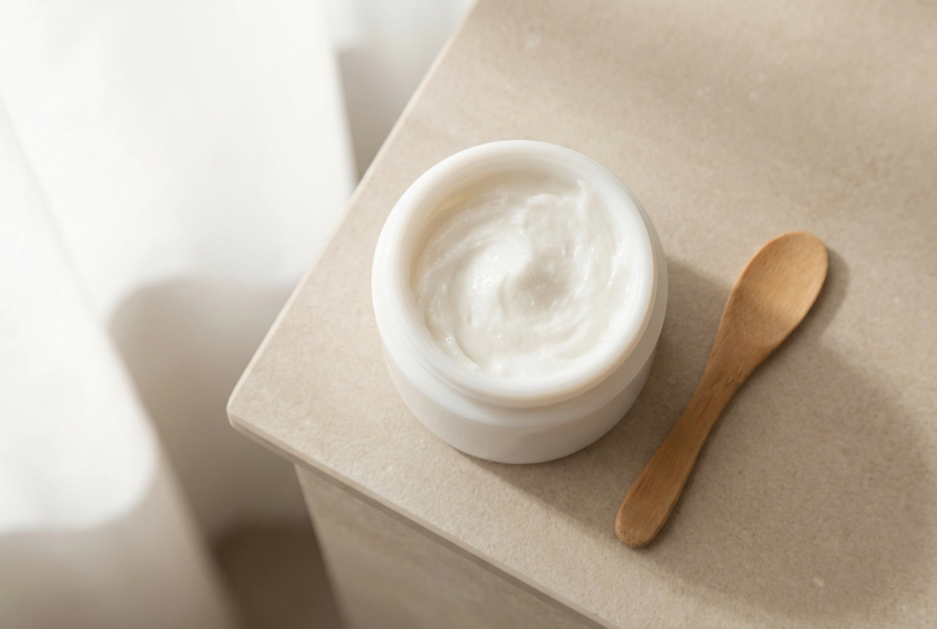 Ενυδατική αντιρυτιδική κρέμα: πώς να την επιλέξετε και να τη χρησιμοποιείτε καθημερινά