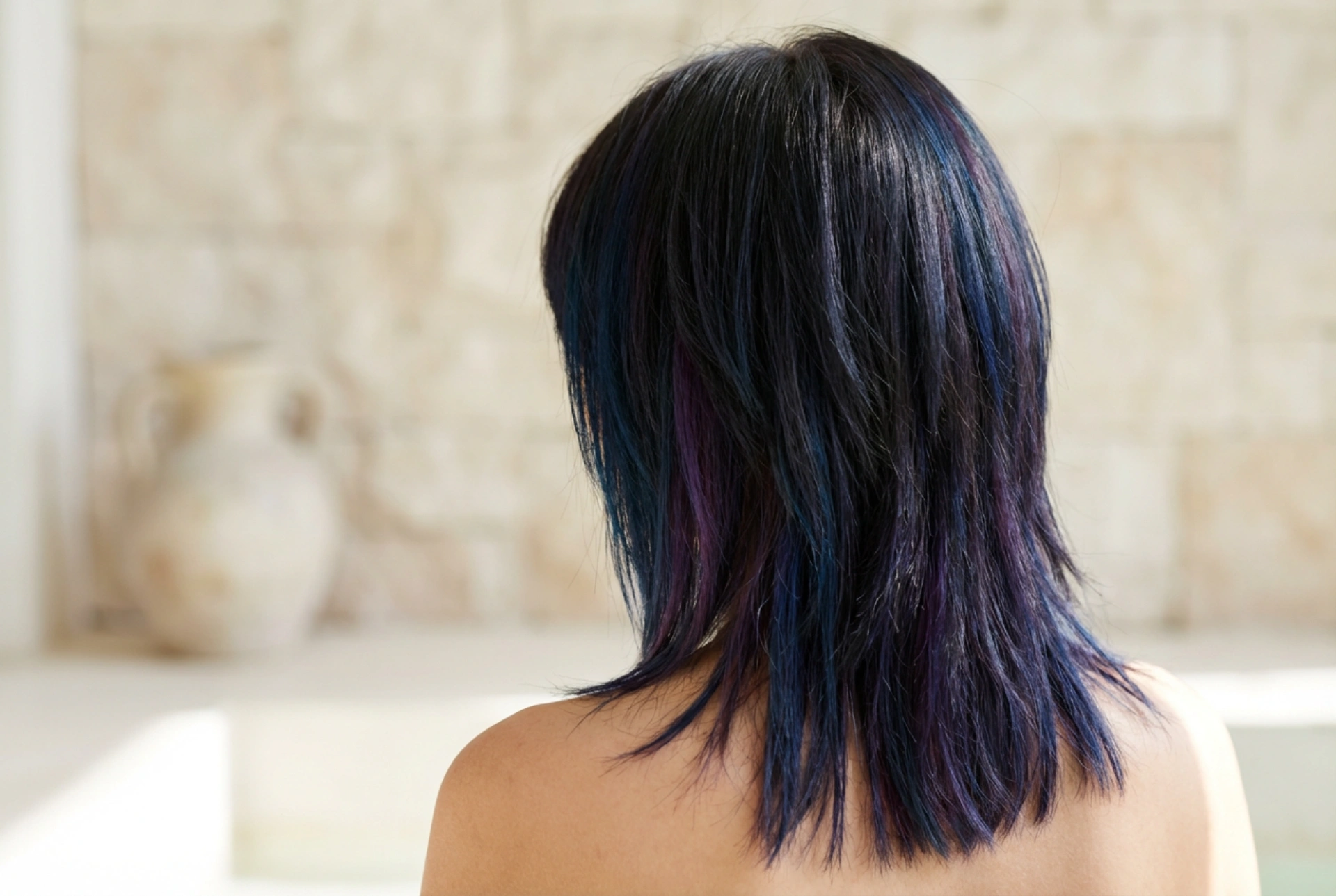 Γυναικείο emo κούρεμα: κούρεμα σε στρώσεις, styling και φροντίδα του χρώματος