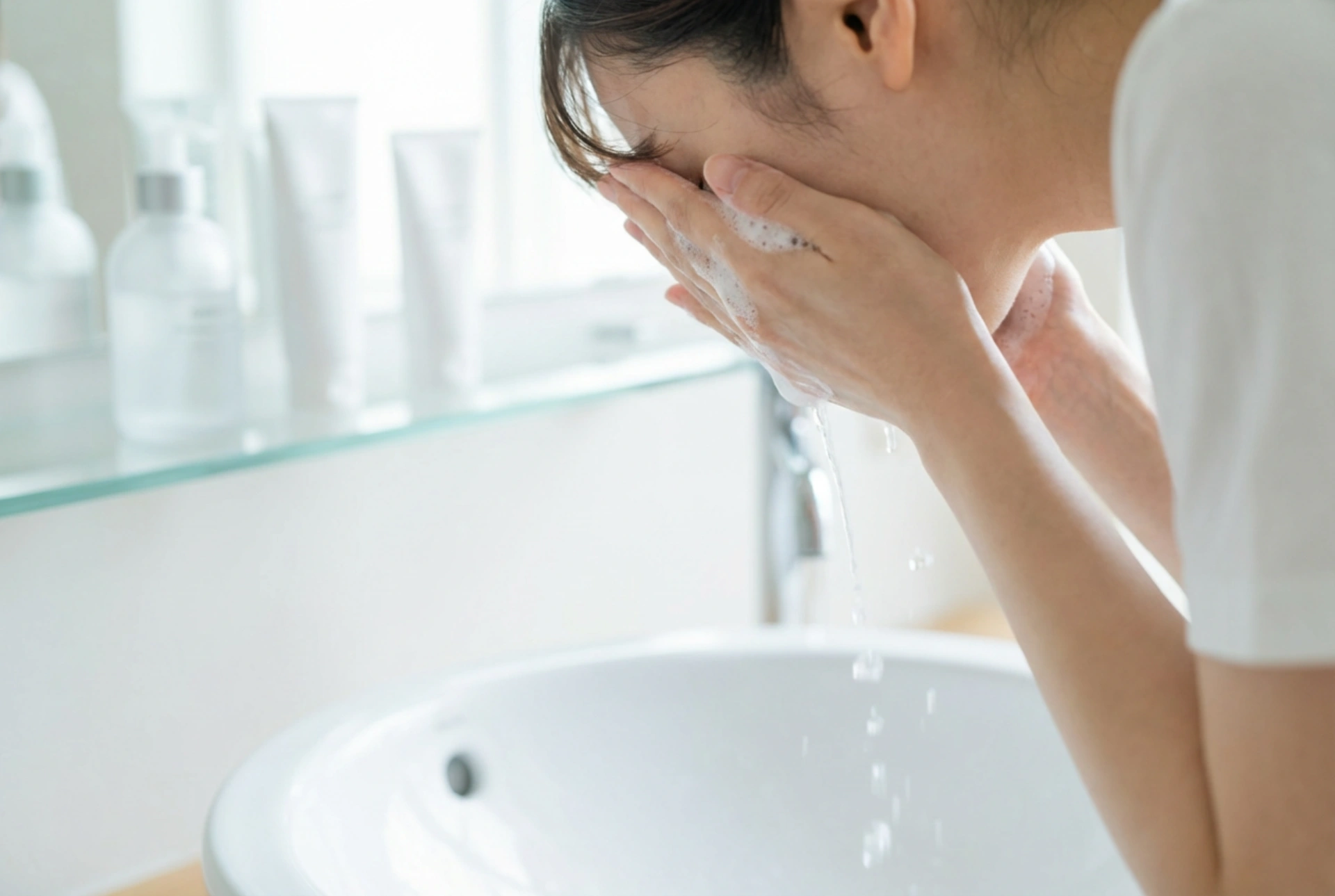 Τζελ καθαρισμού προσώπου: πώς να καθαρίσετε το δέρμα χωρίς ερεθισμούς