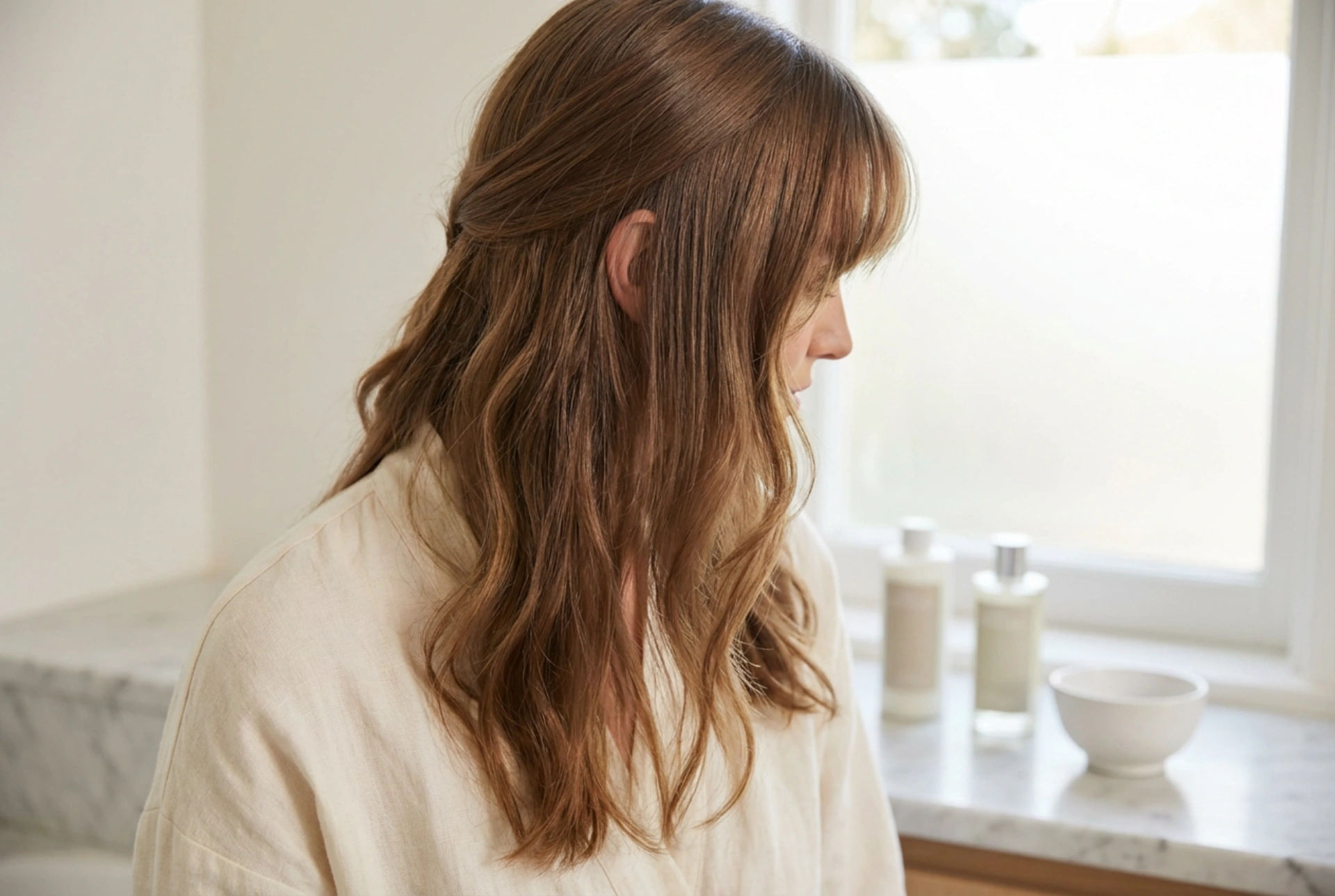 Μακριά μαλλιά με αφέλειες: πώς να συνδυάσετε χωρίστρα, κυματισμούς και ίσιωμα