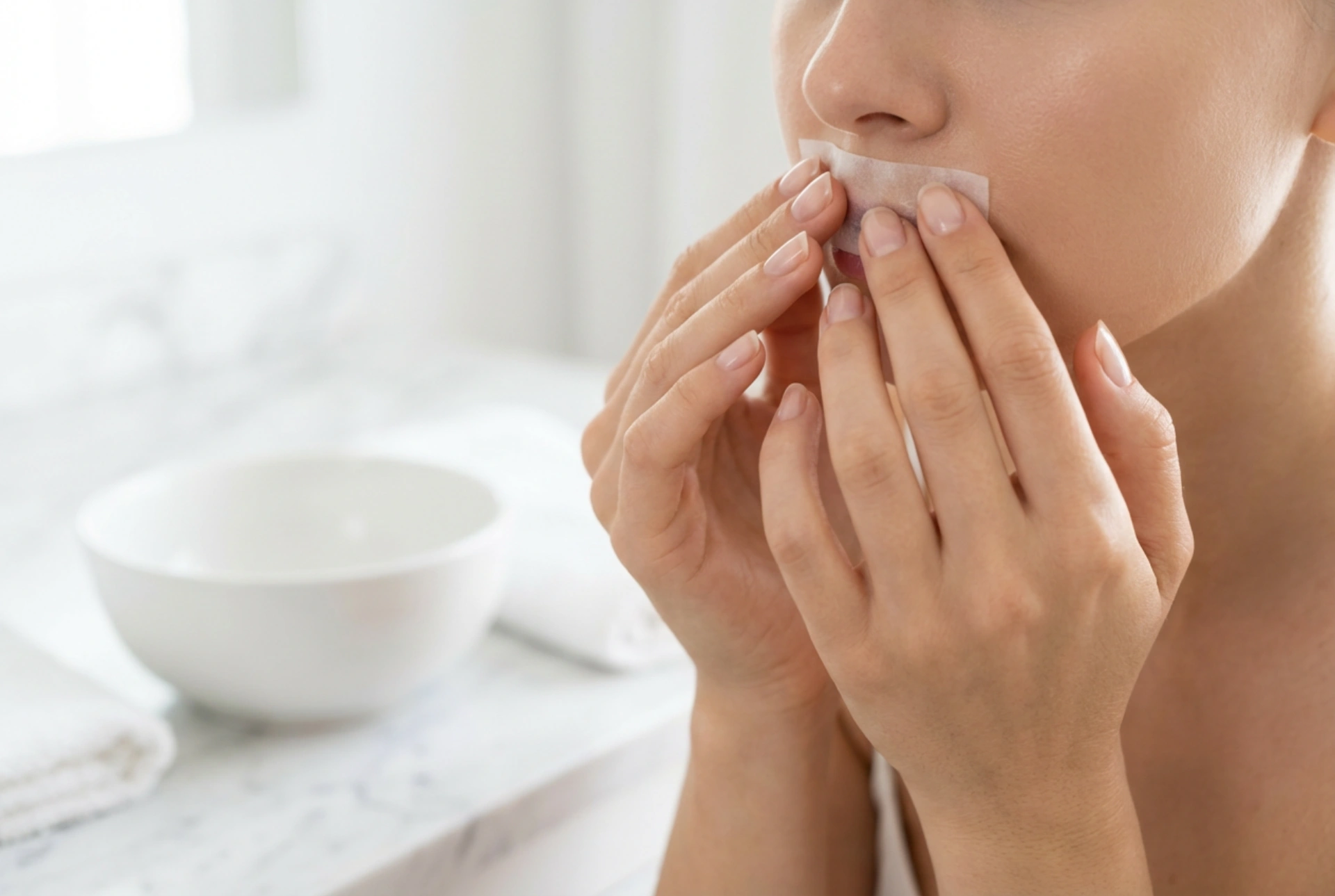 Ταινίες αποτρίχωσης για το μουστάκι: πώς να τις κολλήσετε και να τις αφαιρέσετε σωστά