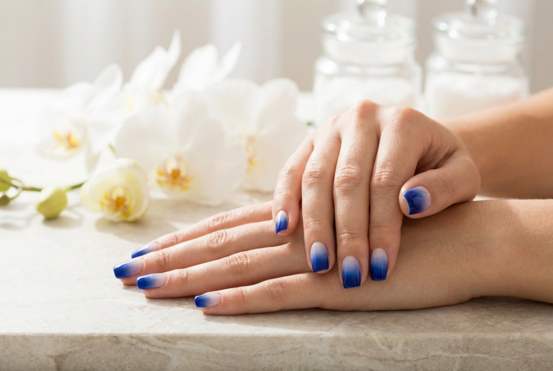 Νύχια ombre σε κοβαλτί: έντονο μπλε με ομαλή μετάβαση