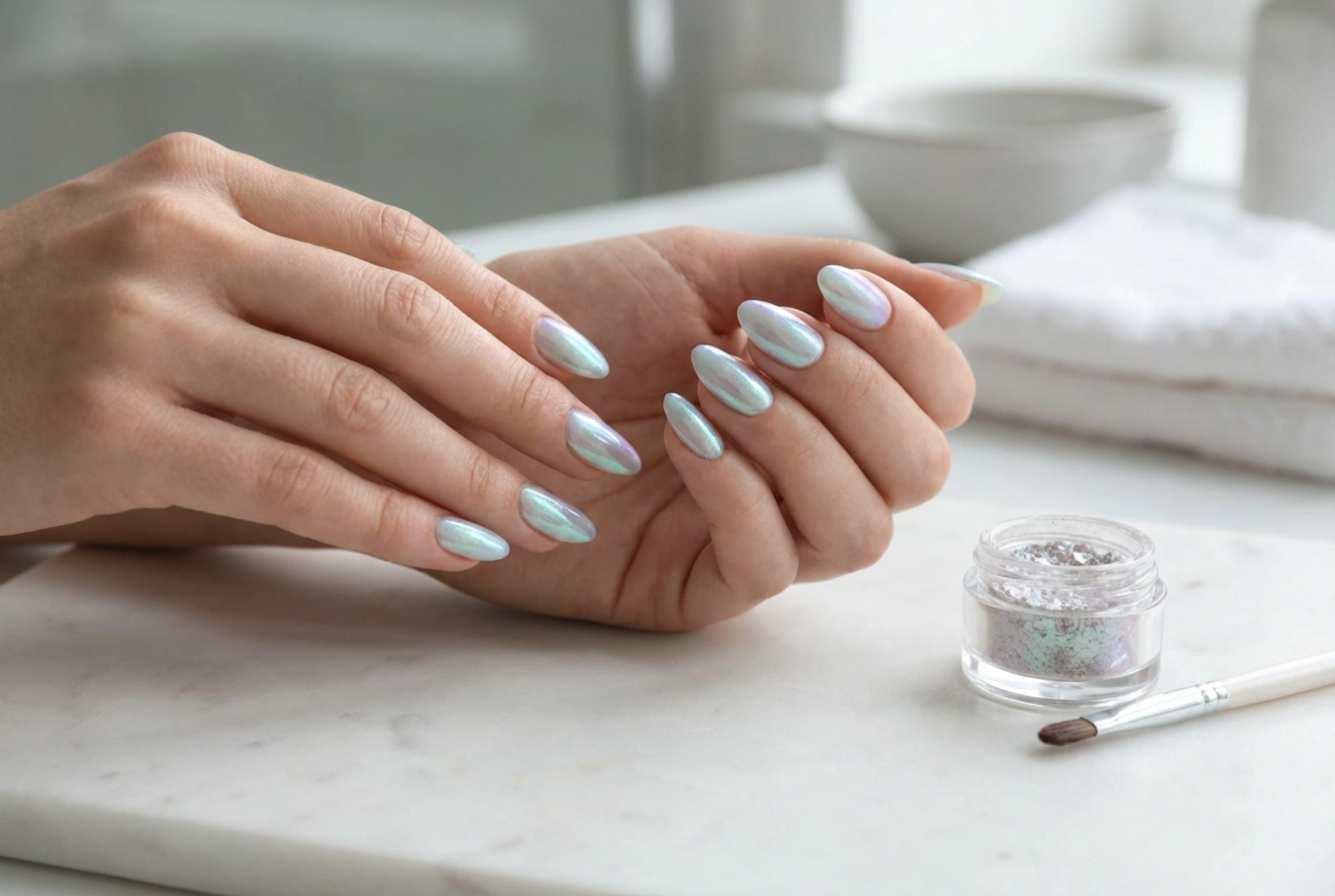 Εφέ γοργόνας στα νύχια: Η σκόνη glitter βήμα προς βήμα