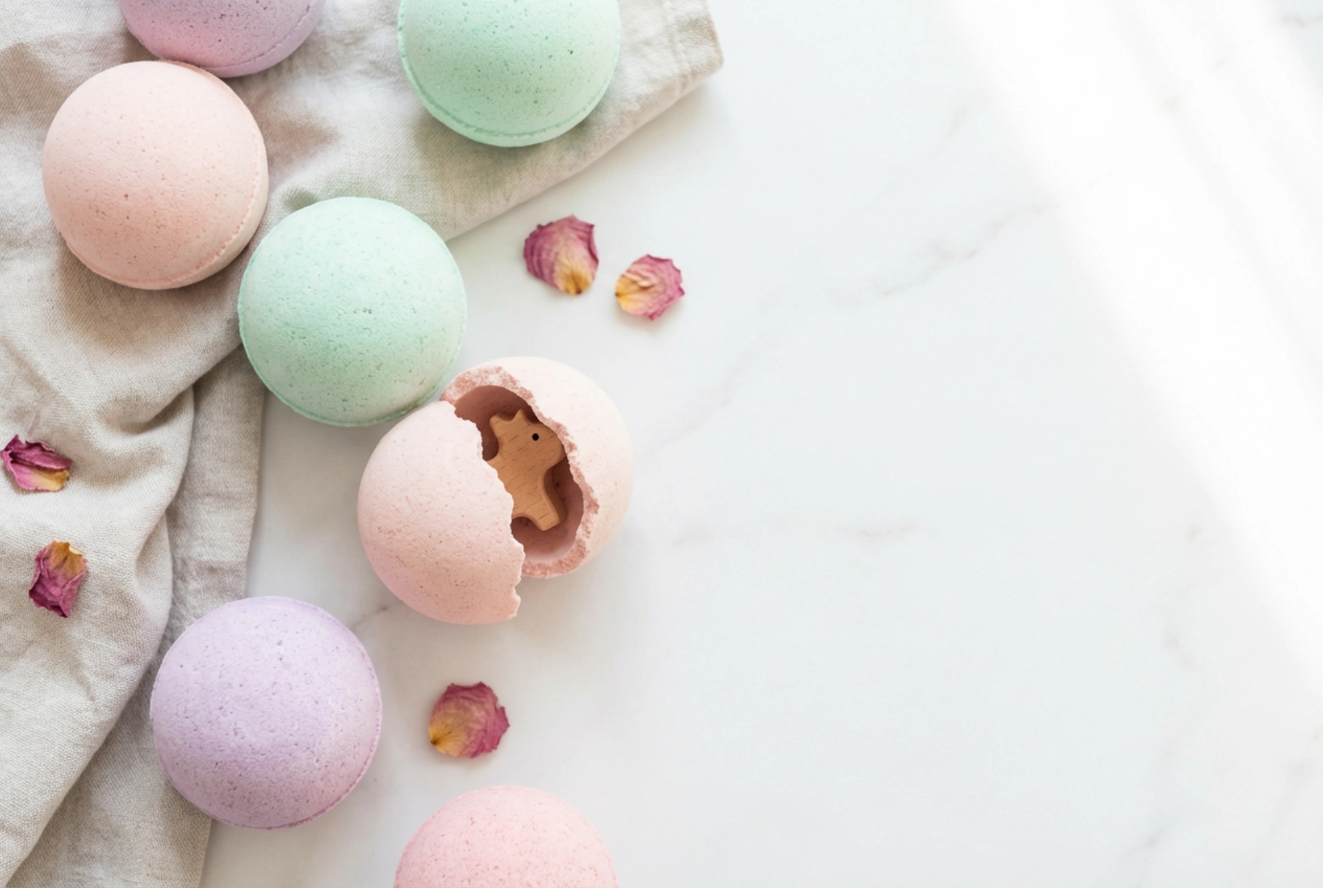 Μπάλες μπάνιου με παιχνίδι: πώς να φτιάξετε μια εντυπωσιακή έκπληξη