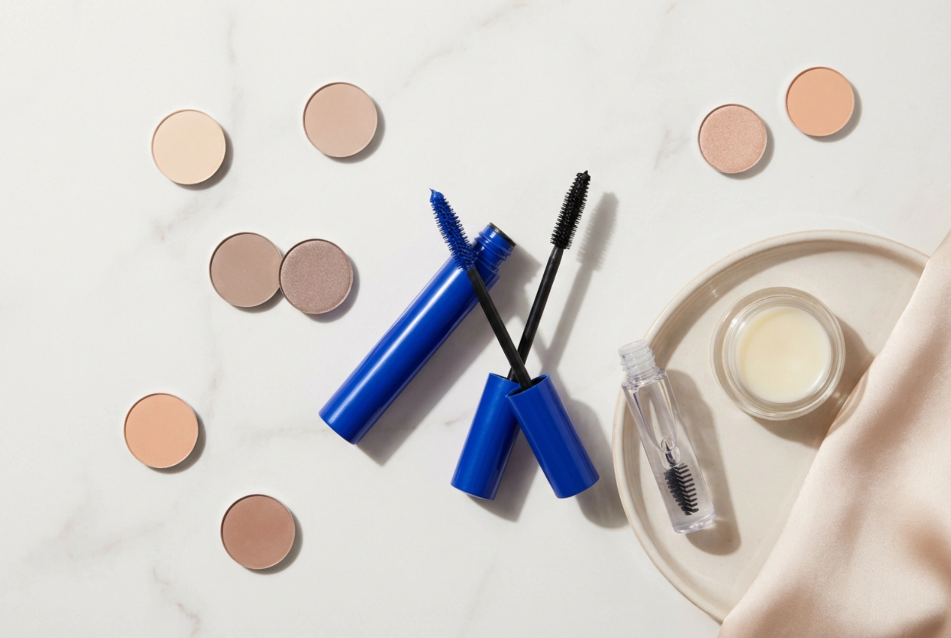 Μπλε μάσκαρα στην πράξη: Με τι να τη συνδυάσετε και πώς να τονίσετε το βλέμμα