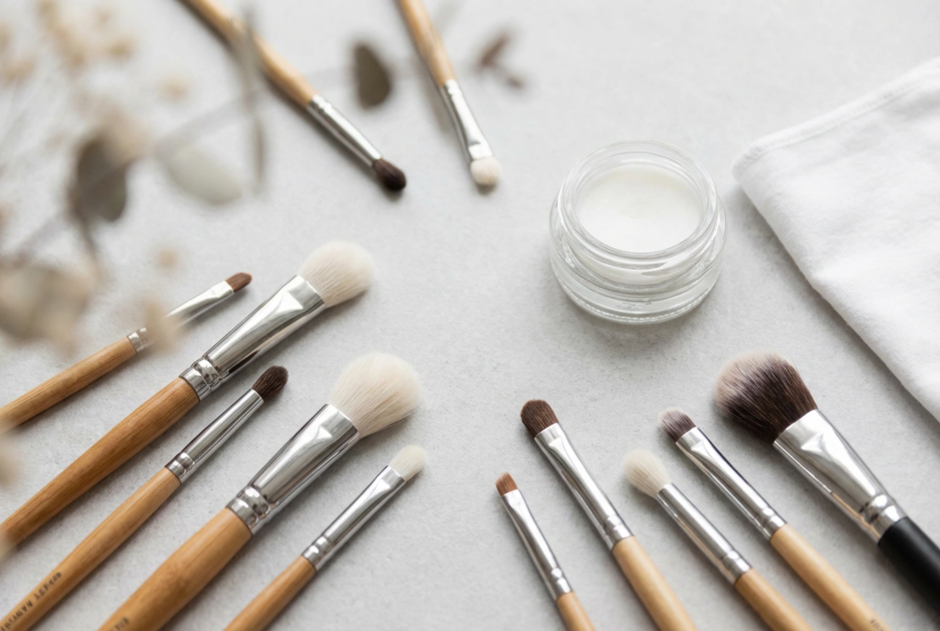 Πινέλα μακιγιάζ ματιών: το απαραίτητο σετ, οι χρήσεις και η φροντίδα τους