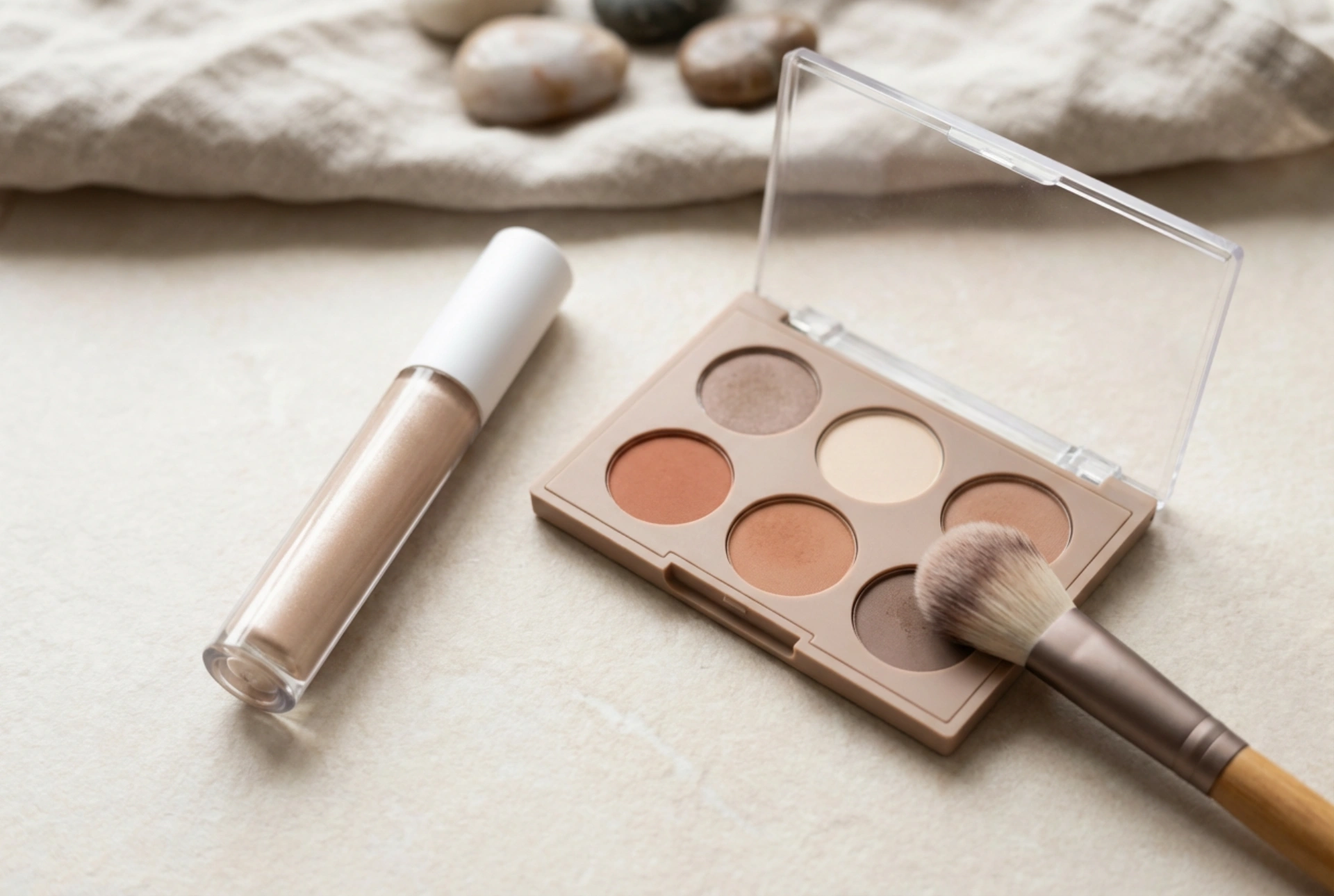 Υγρή σκιά ματιών: ομοιόμορφη εφαρμογή, συνδυασμός με ματ σκιές και αύξηση της διάρκειας