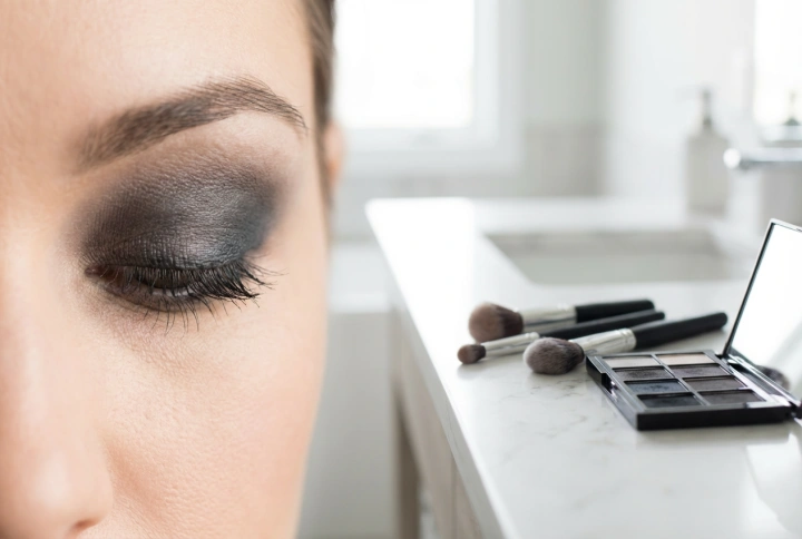 Smokey eyes χωρίς μυστικά: σωστό σβήσιμο, επιλογή χρωμάτων και διάρκεια