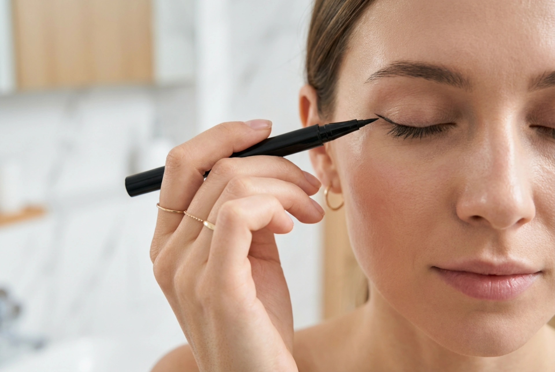 Πώς να κάνετε γραμμή με eyeliner: κράτημα του απλικατέρ, γωνίες και τελειώματα