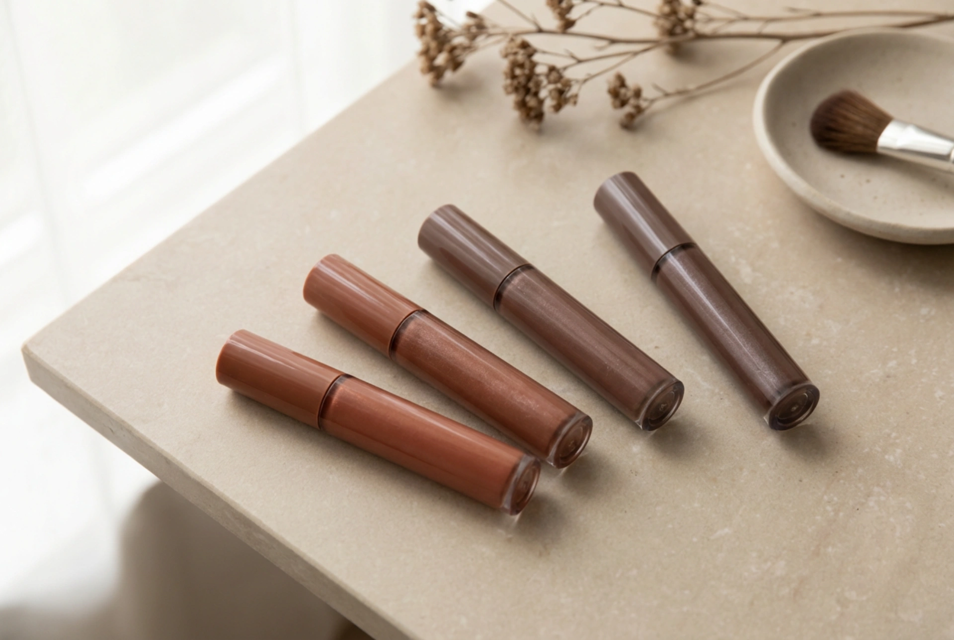 Καφέ lip gloss για διαφορετικούς τόνους επιδερμίδας: Ψυχρές και θερμές αποχρώσεις