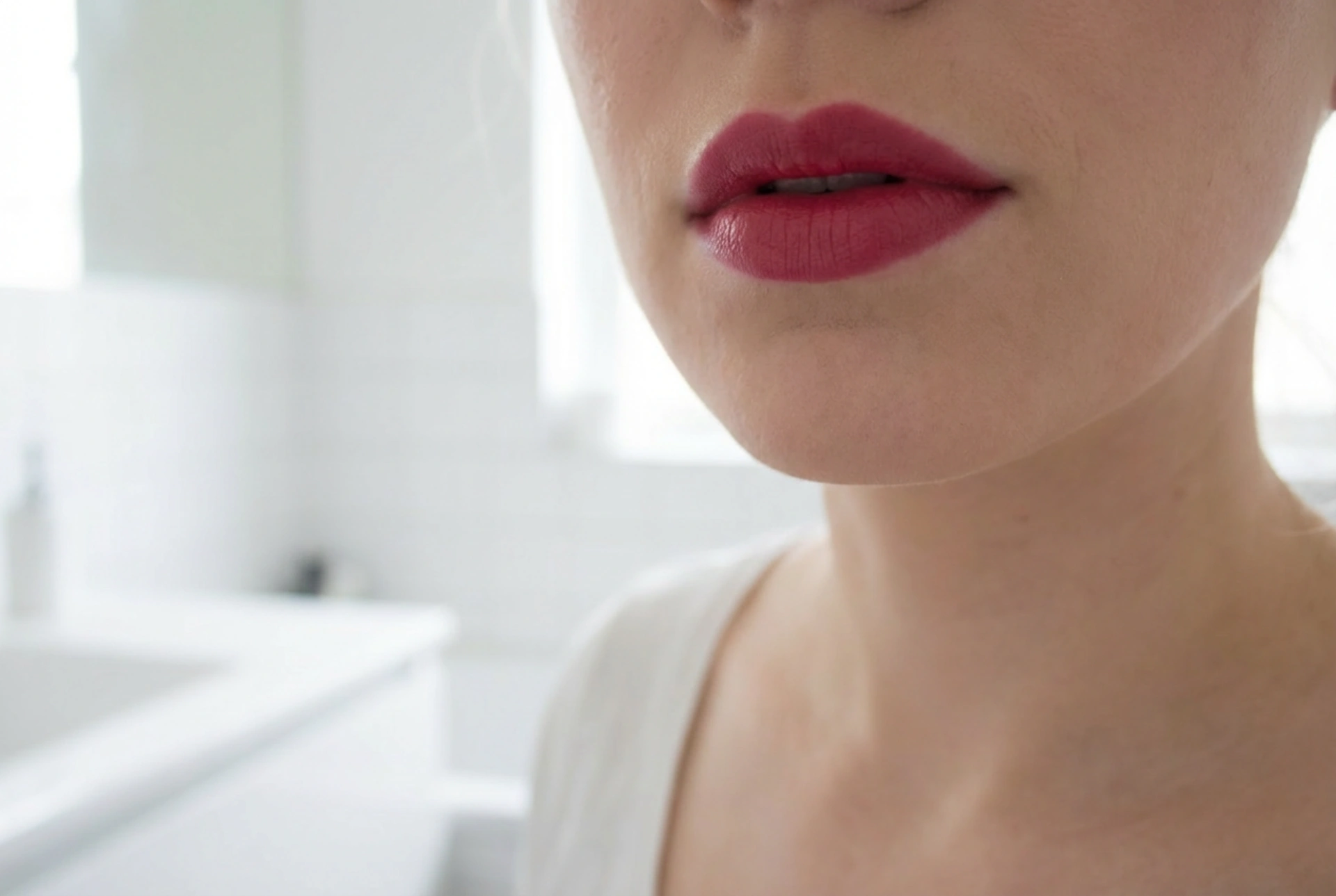 Κόκκινο κραγιόν με μπλε υποτόνο: ψυχρή απόχρωση, λευκά δόντια, διάρκεια