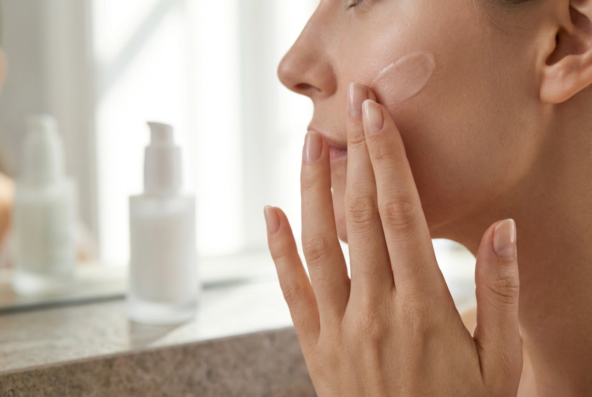 Ματ βάση μακιγιάζ: εφαρμογή λεπτής στρώσης και σταθεροποίηση